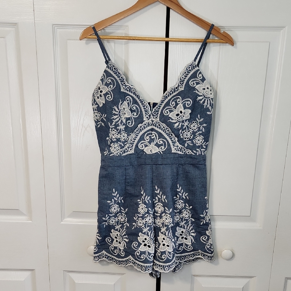 Simplee‎ Womens Chambray Demim Embroiderd Romper Size SM Floral Boho Adjustable